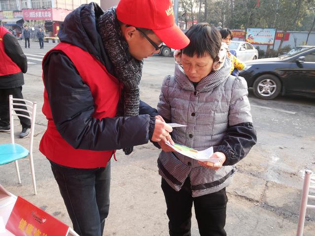金沙娱乐城
志愿者在认真宣传中